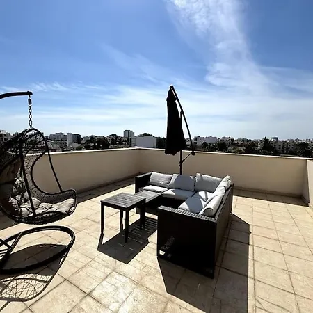 Palm View With Private Rooftop לרנקה